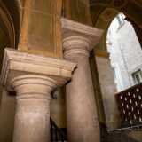 Altra particolarit� sono le doppie colonne doriche sfalsate e parallele che reggono le strutture...